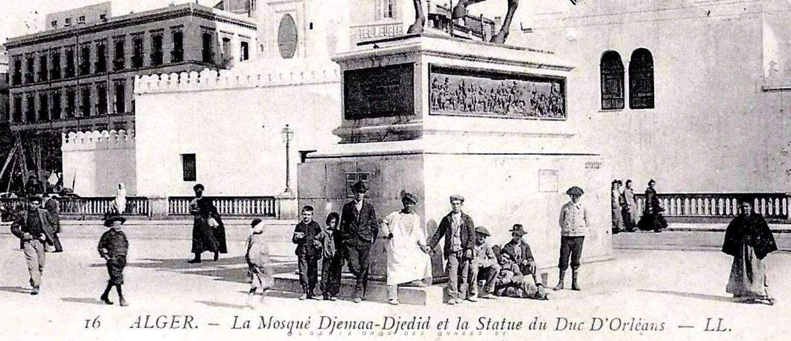 1871- Alger - Mosquee2 Djemaa-Djedid et Statue du Duc d'Orleans.jpg